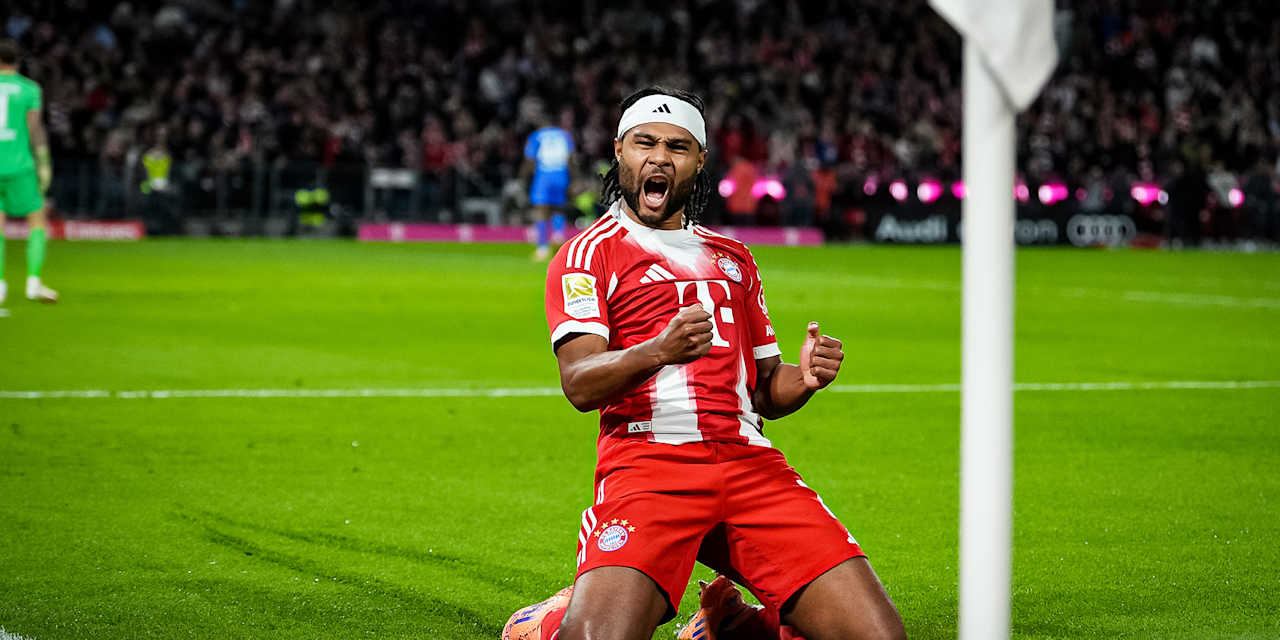 Serge Gnabry jubelt rutschend auf den Knien während des Topspiels der Bundesliga des FC Bayern gegen Bayer 04 Leverkusen