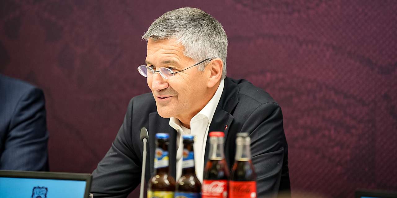 Herbert Hainer auf der Pressekonferenz nach der Jahreshauptversammlung des FC Bayern München eV im BMW Park