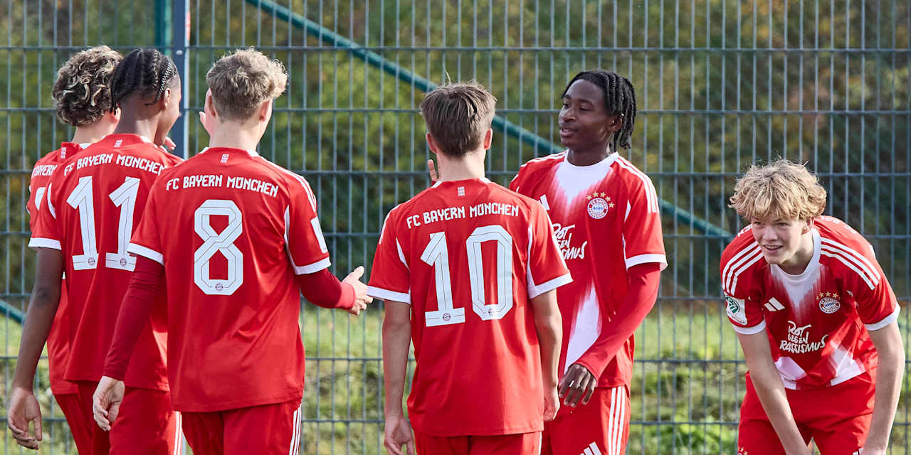 Die FC Bayern U17 bejubelt einen Treffer.