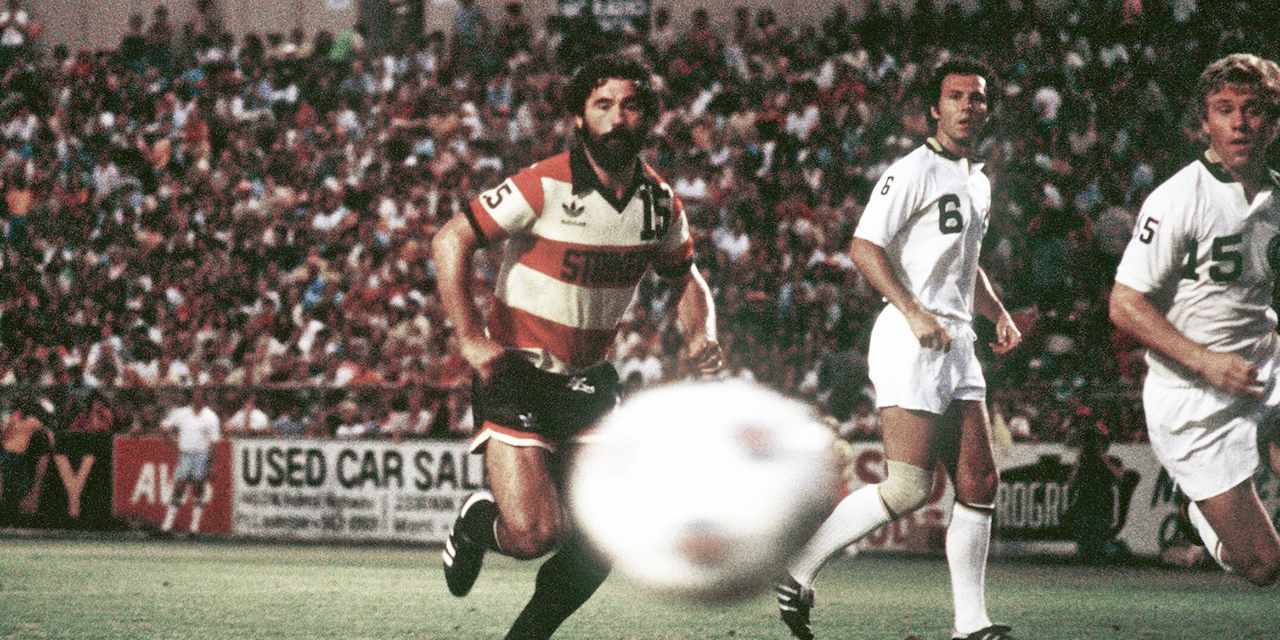 Gerd Müller dribbelt mit dem Ball.