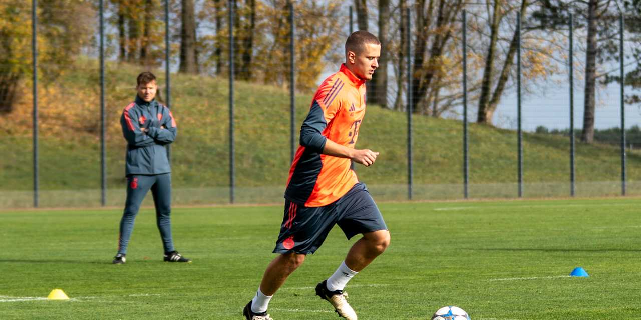 Yll Gashi führt den Ball am Fuß.