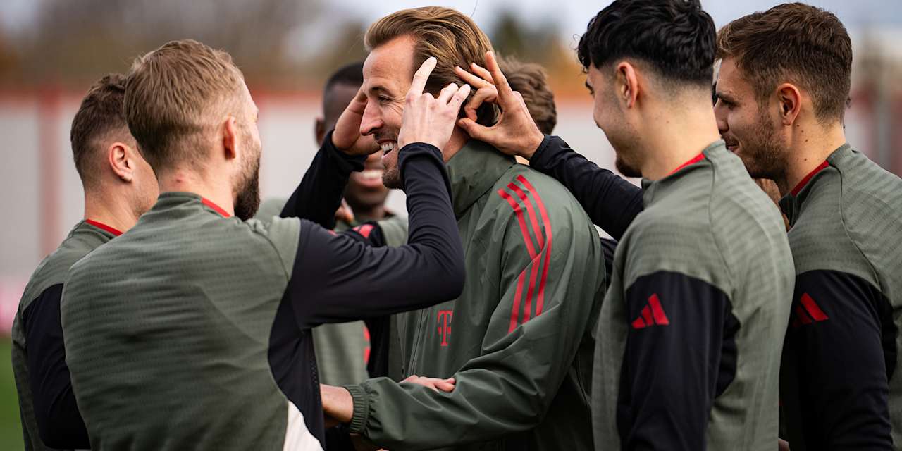 Spieler des FC Bayern schnippen Harry Kane ans Ohr