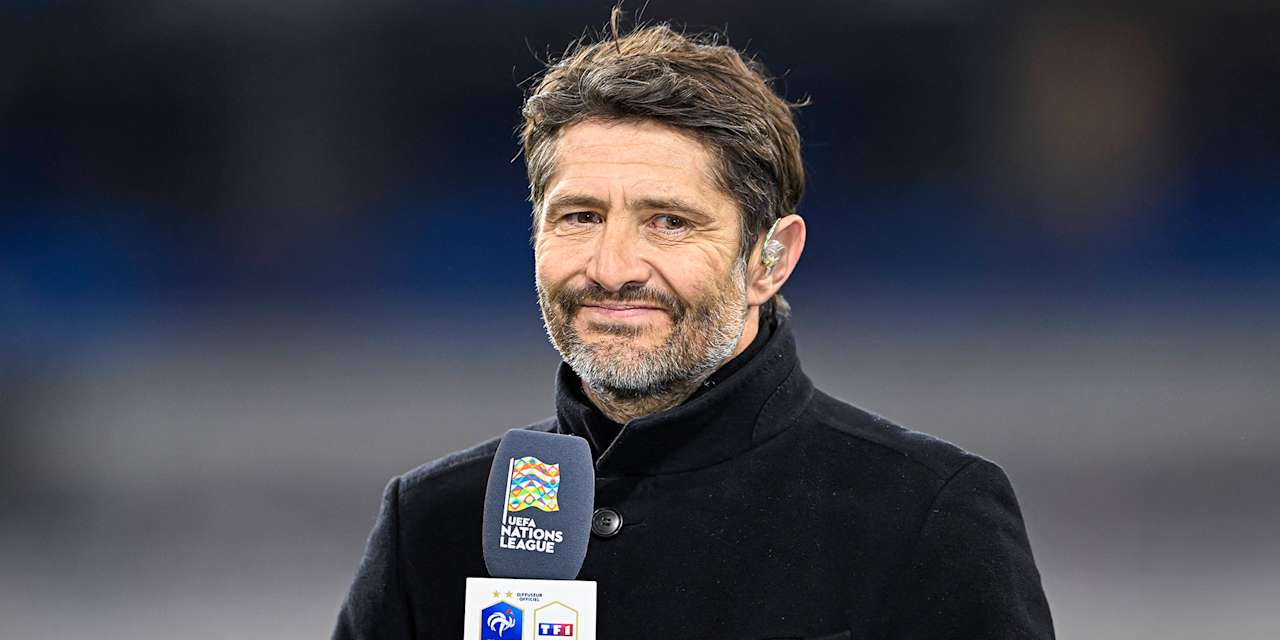 Bixente Lizarazu spricht in ein Mikrofon eines TV-Senders.