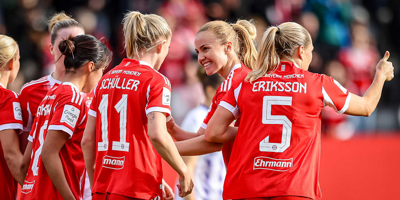 Glódís Perla Viggósdóttir und ihre Teamkolleginnen jubeln während des Heimspiels der FC Bayern Frauen in der Google Pixel Frauen-Bundesliga gegen die SGS Essen