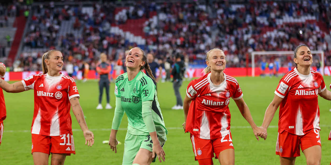 Die FC Bayern Frauen jubeln mit den Fans nach dem Sieg gegen Leverkusen.
