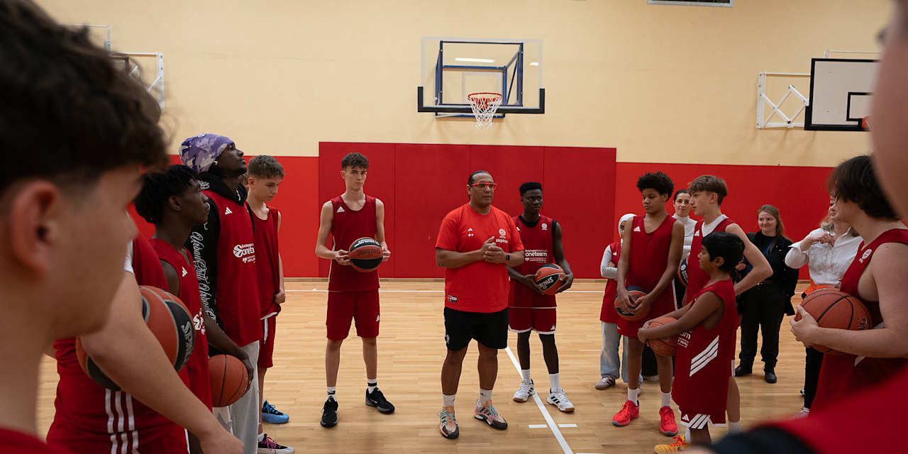 Teilnehmende des FCBB One Teams besprechen sich.