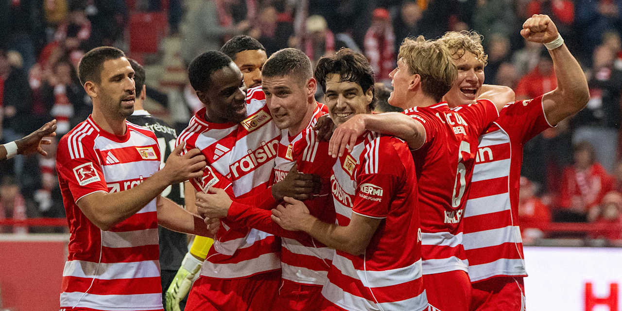 Spieler von Union Berlin bejubeln ein Tor.