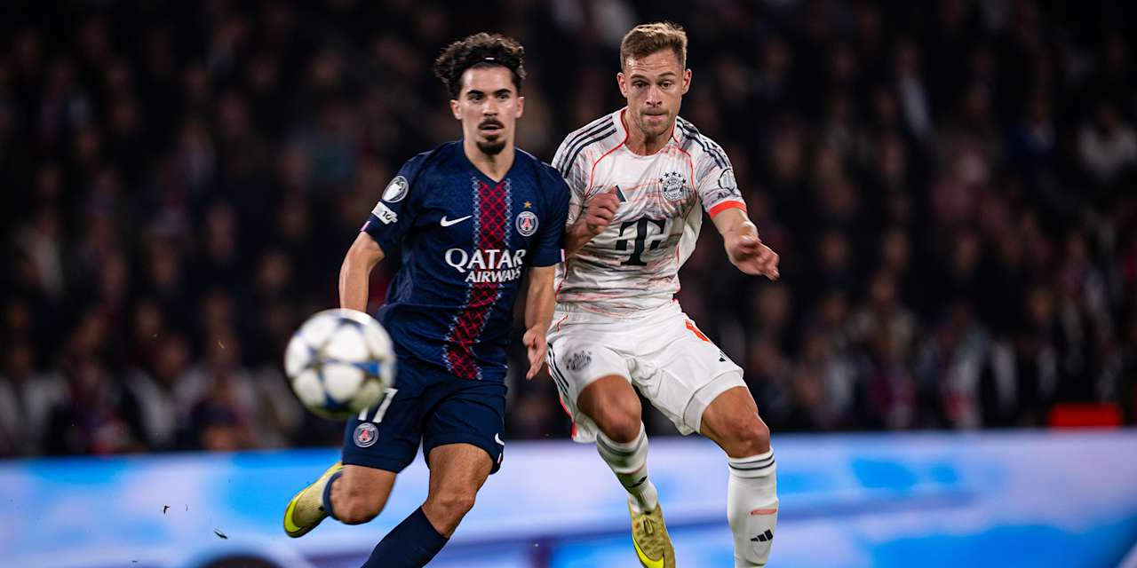 Michael Olise (FC Bayern) am Ball im Champions League-Spiel bei Paris Saint-Germain
