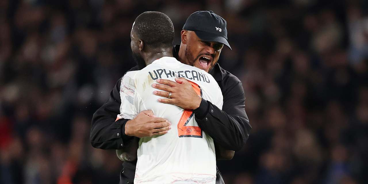 Vincent Kompany umarmt Dayot Upamecano und jubelt nach dem Sieg bei PSG