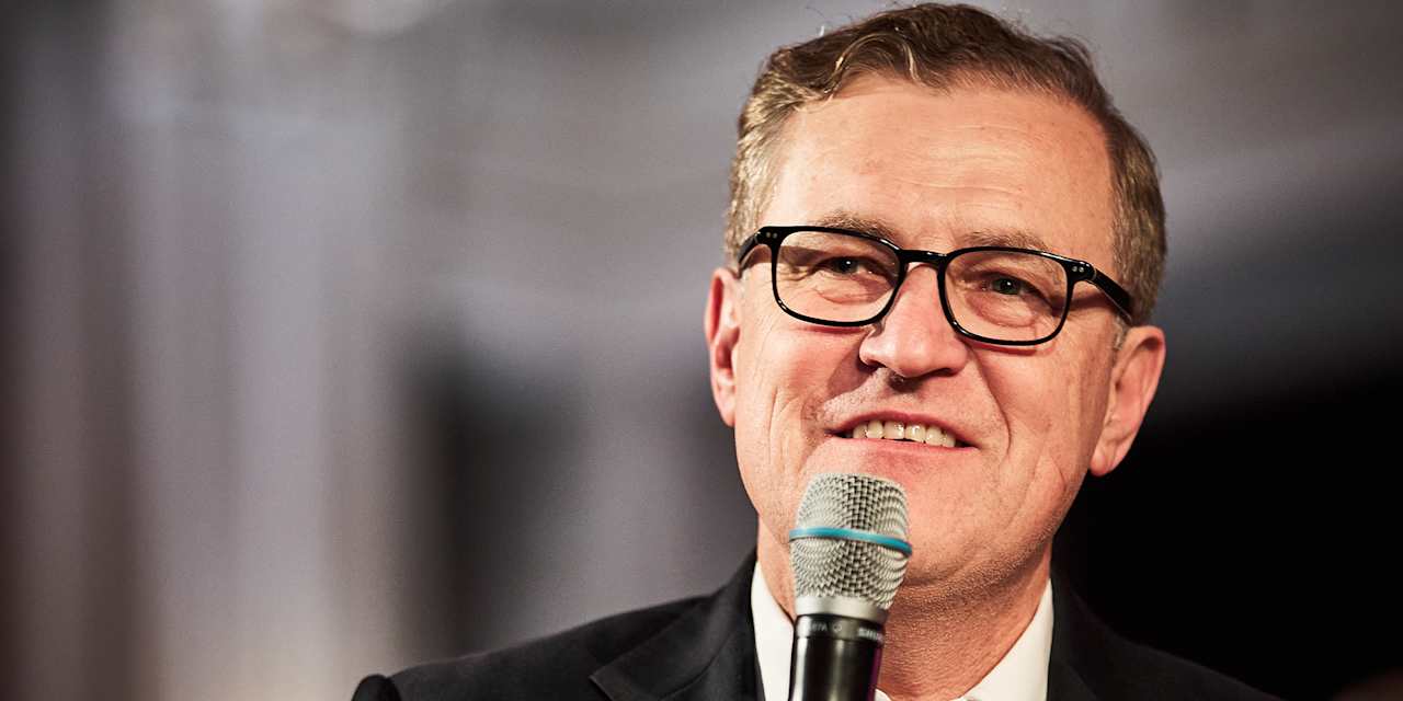 Spieler des FC Bayern feiern mit den Fans in der Kurve nach dem Spiel in Paris