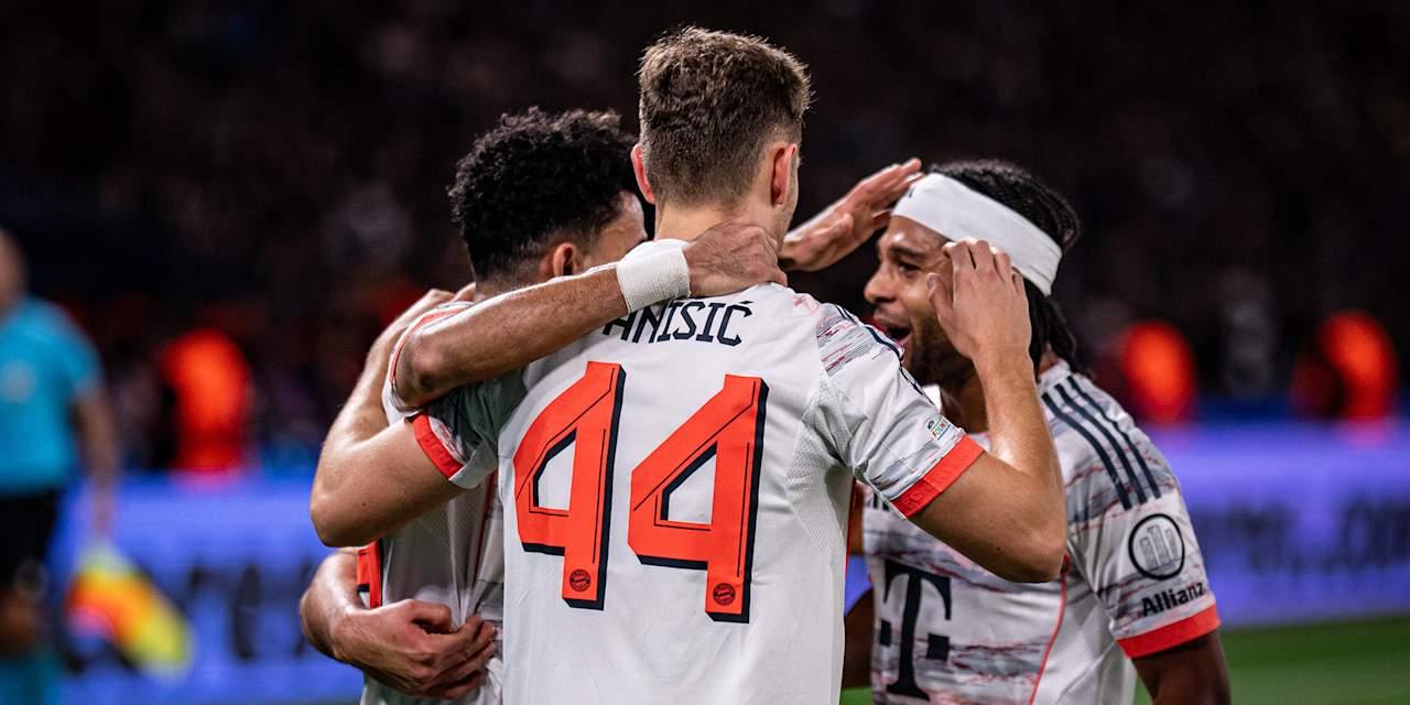 Serge Gnabry jubelt mit Luis Diaz im Champions League-Spiel des FC Bayern bei Paris Saint-Germain