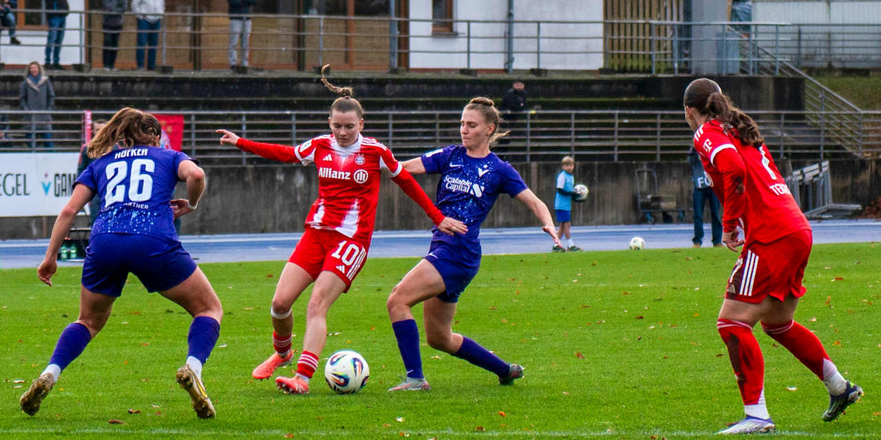 Melina Hoffmann dribbelt mit dem Ball im Trikot der FCB Frauen.
