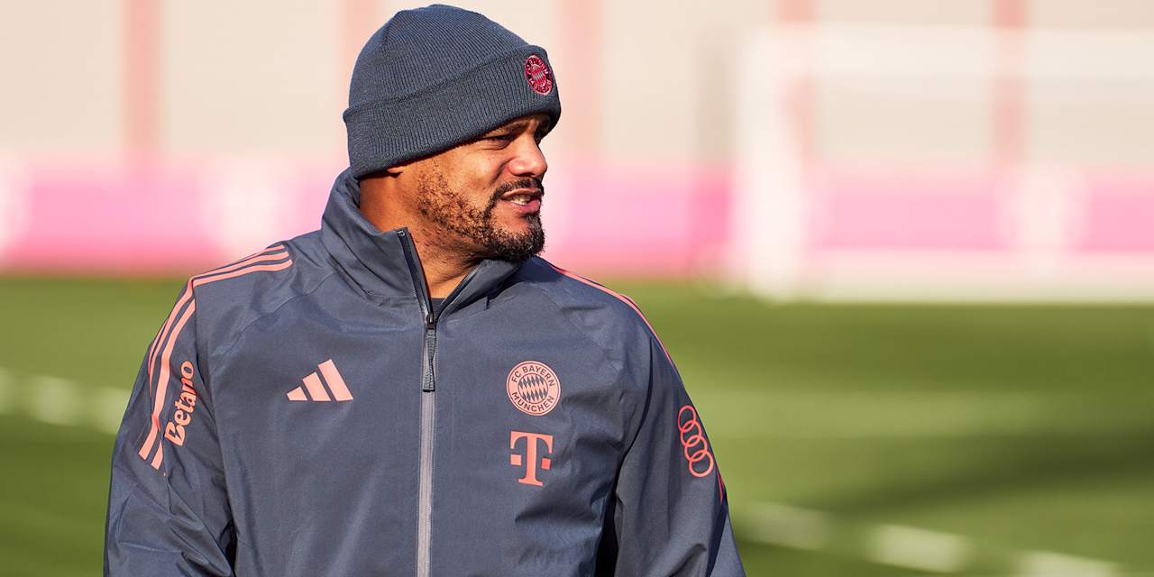 Chefcoach Vincent Kompany mit Mütze im Training des FC Bayern