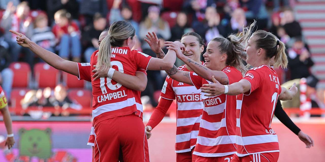 Mehrere Spielerinnen von Union Berlin jubeln gemeinsam.