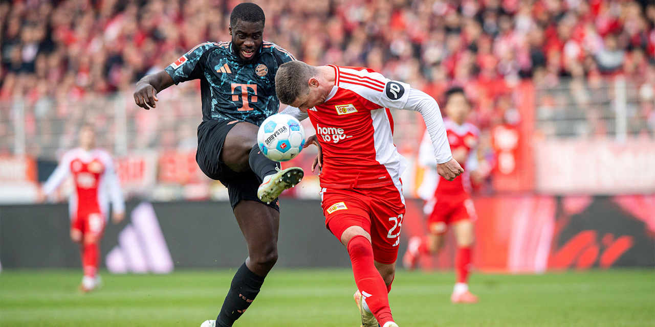 Dayot Upamecano (FC Bayern Muenchen) und Andrej Ilic (1. FC Union Berlin) kaempfen um den Ball