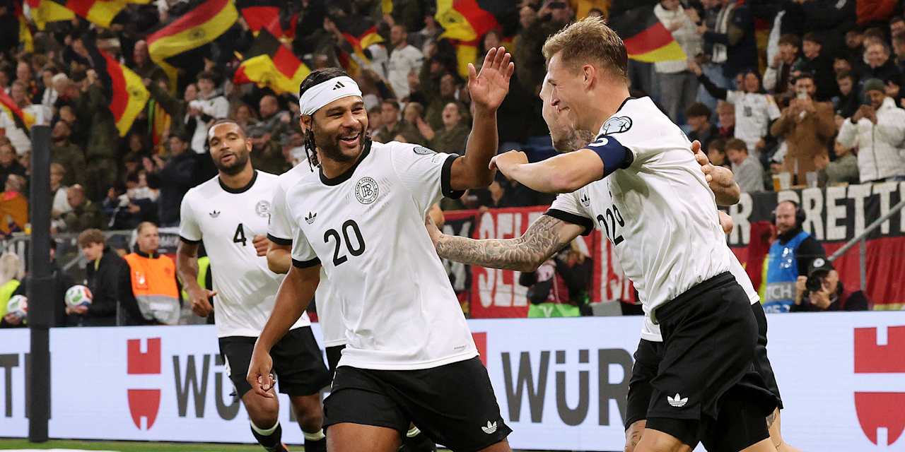 Serge Gnabry und Joshua Kimmich bejubeln ein Tor der Nationalmannschaft