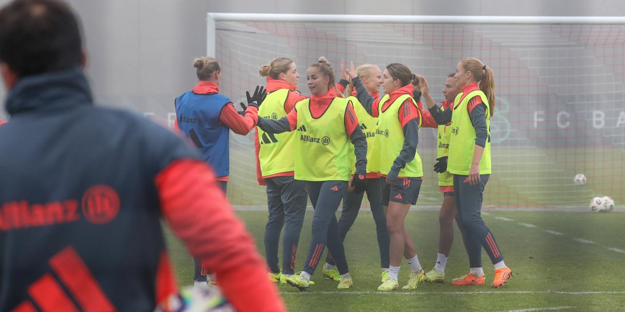 Die FC Bayern Frauen klatschen nach der Trainingseinheit untereinander ab.