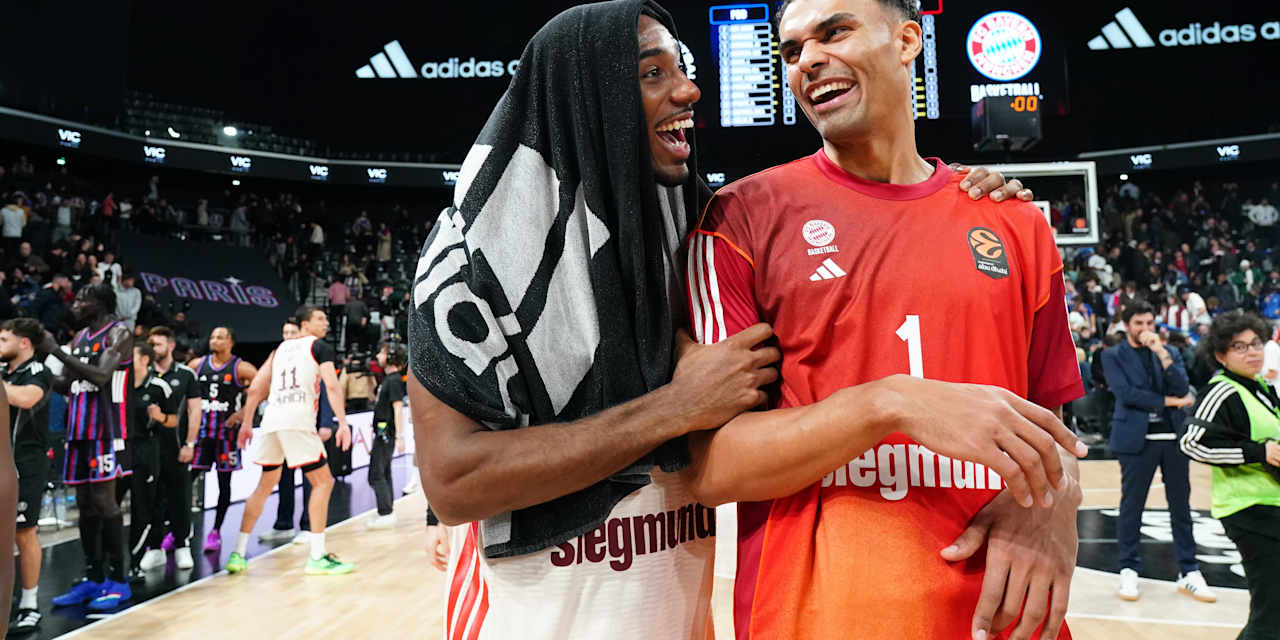 Isiaha Mike and Oscar da Silva celebrate Bayern’s third consecutive victory.