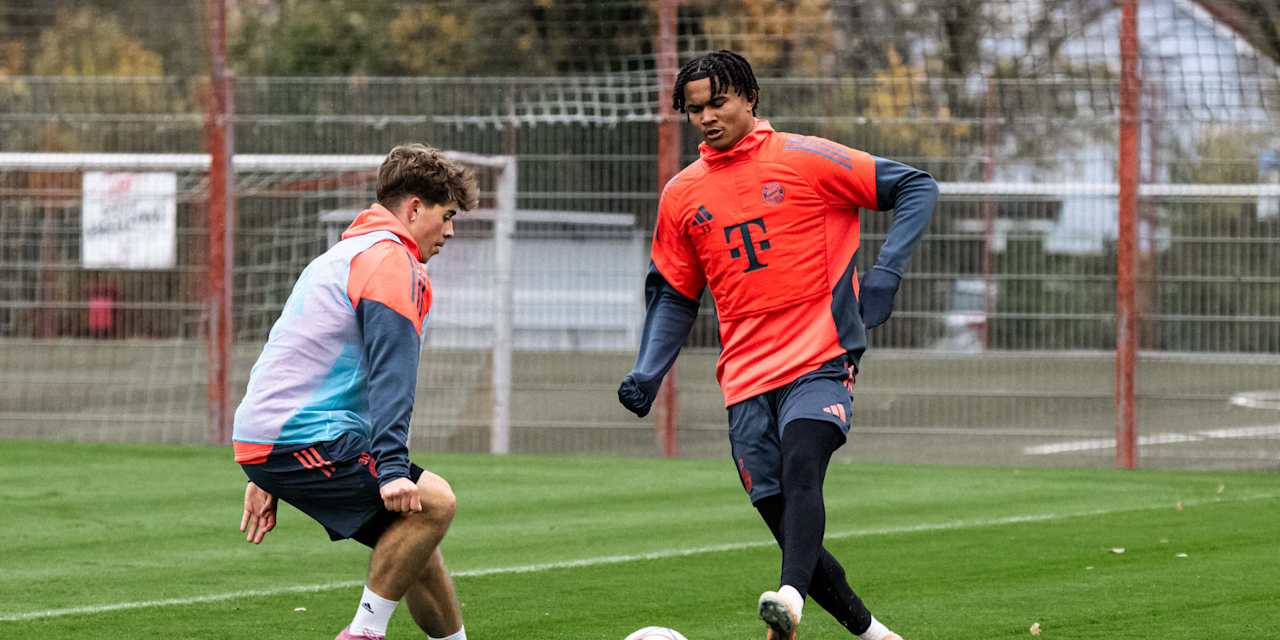 Julien Yanda passt den Ball im Training der FC Bayern Amateure.