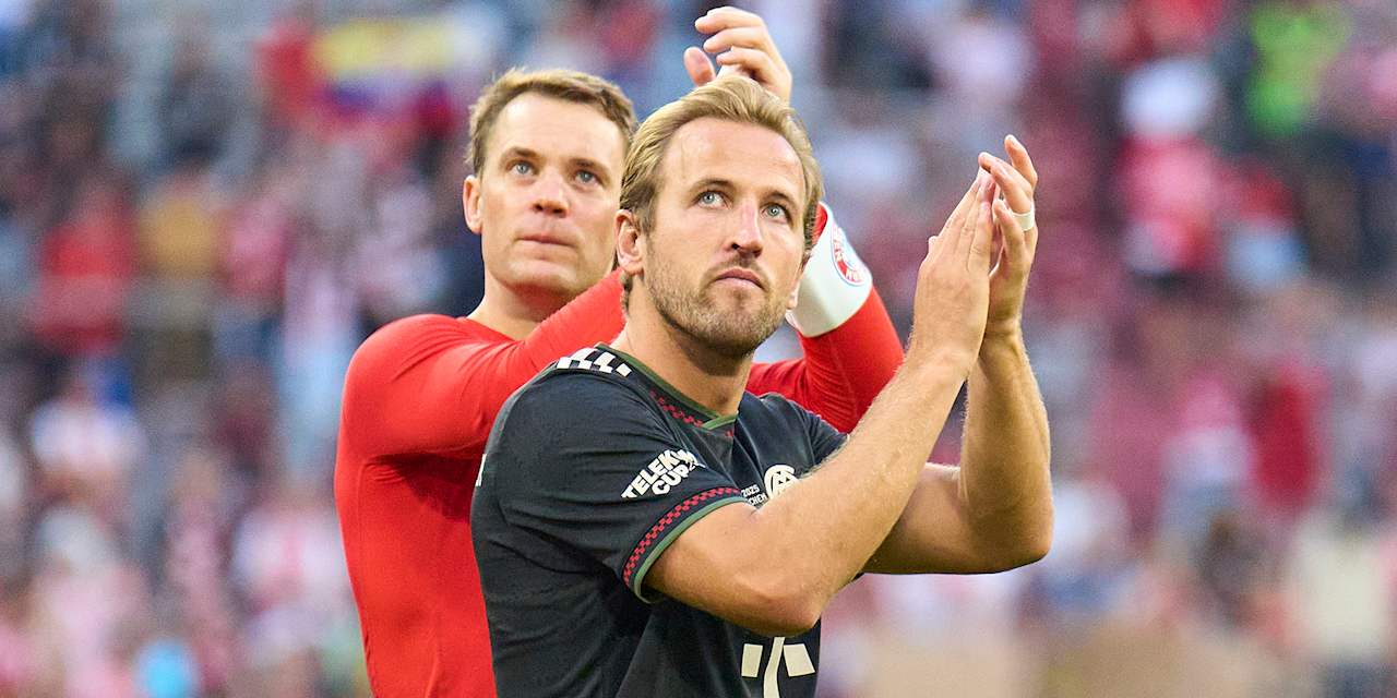 Harry Kane und Manuel Neuer lachen nach dem Sieg gegen PSG
