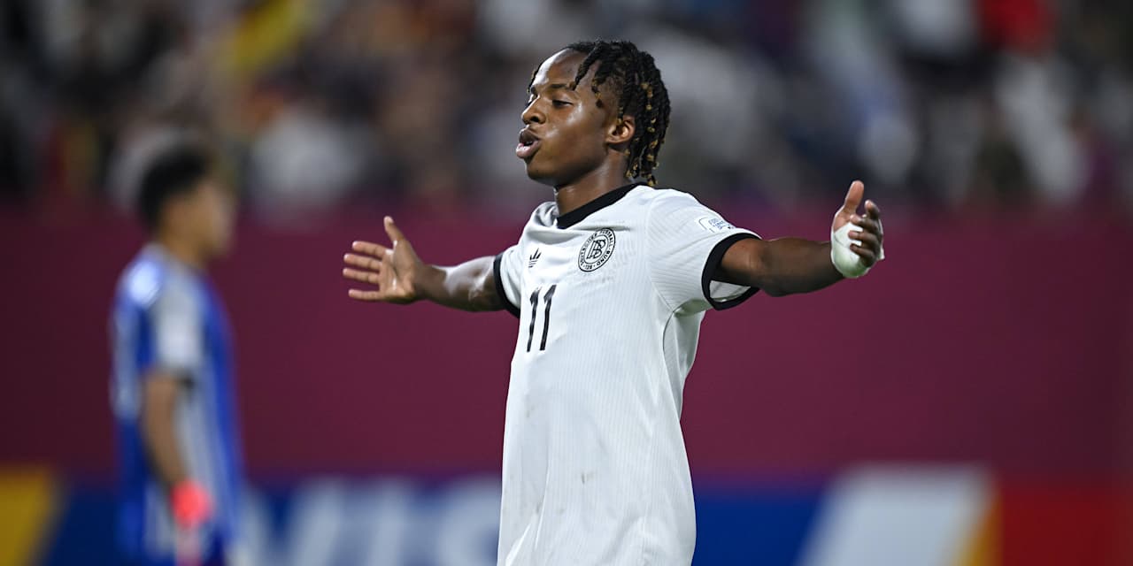 Wisdom Mike jubelt im Trikot der deutschen U17-Nationalmannschaft.