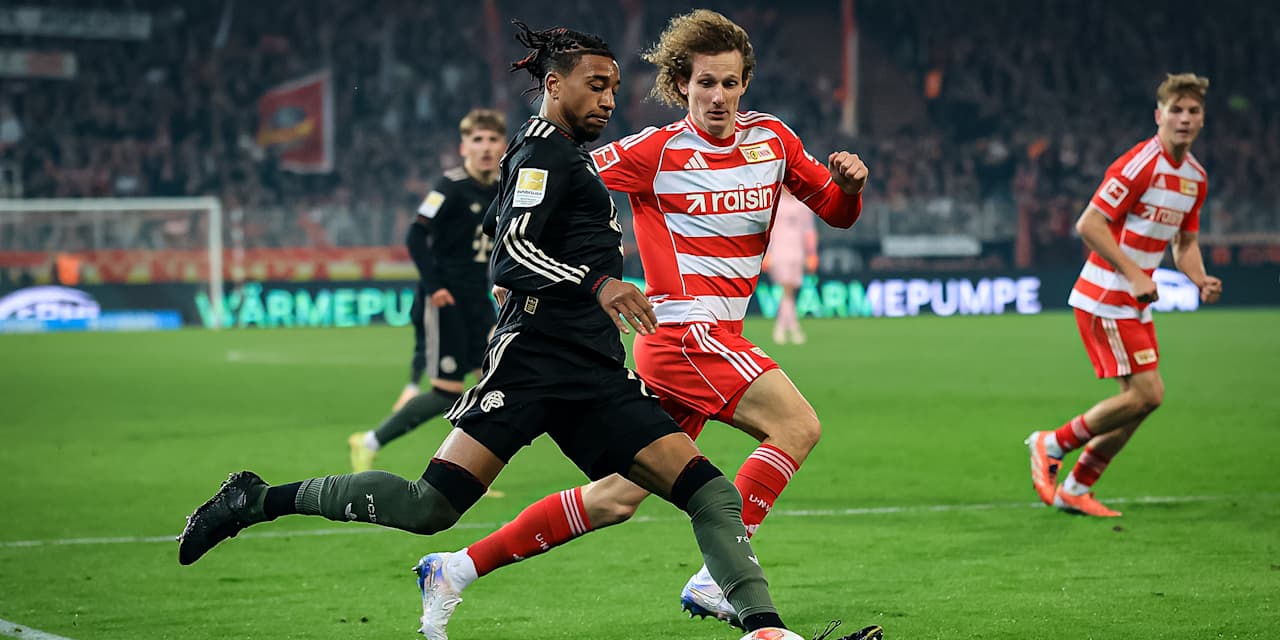 Michael Olise mit Ball am Fuß während des Auswärtsspiels des FC Bayern in der Bundesliga bei Union Berlin