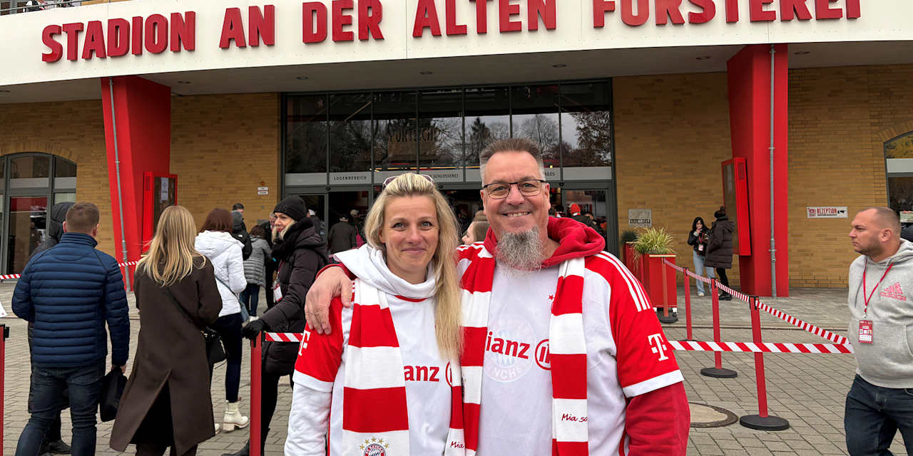 Die Bayern-Fans Stephie und Frank vor dem Stadion an der Alten Försterei