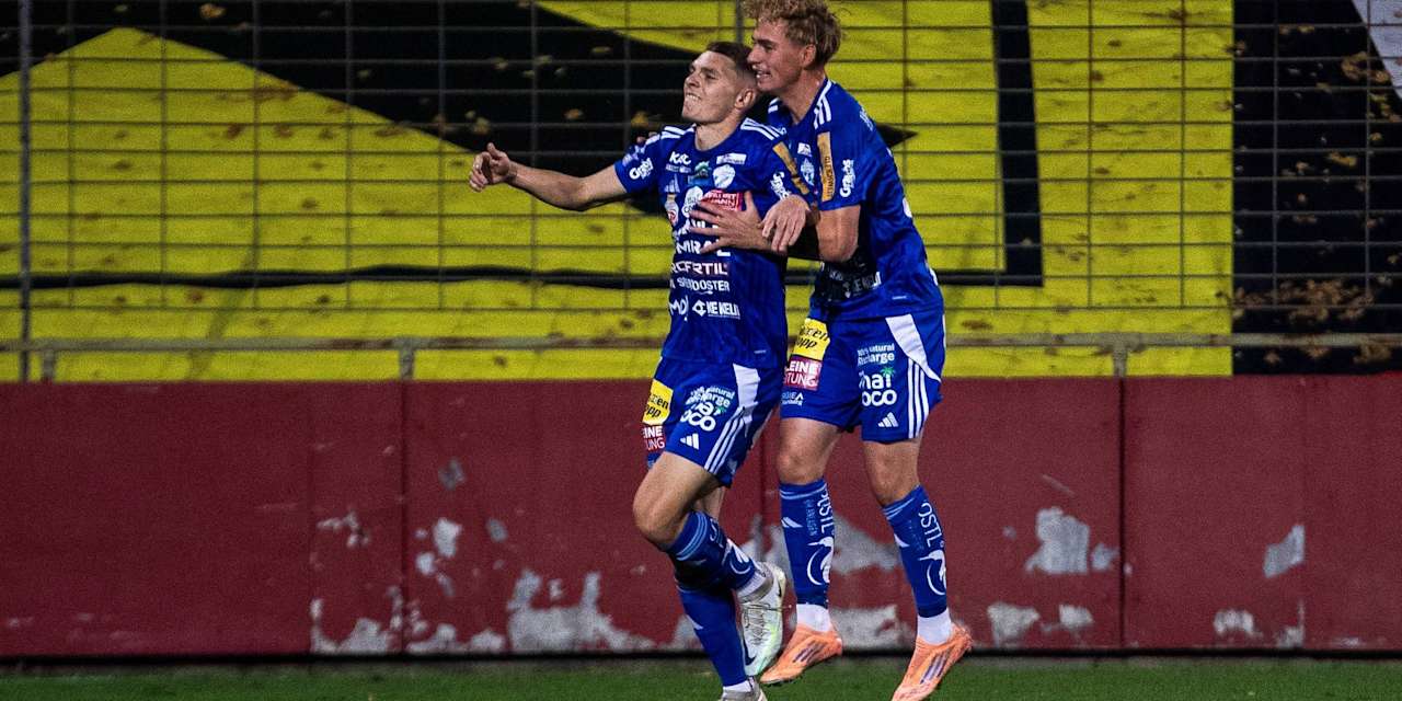 Maximilian Hennig feiert ein Tor gemeinsam mit Teamkollege Elias Havel.