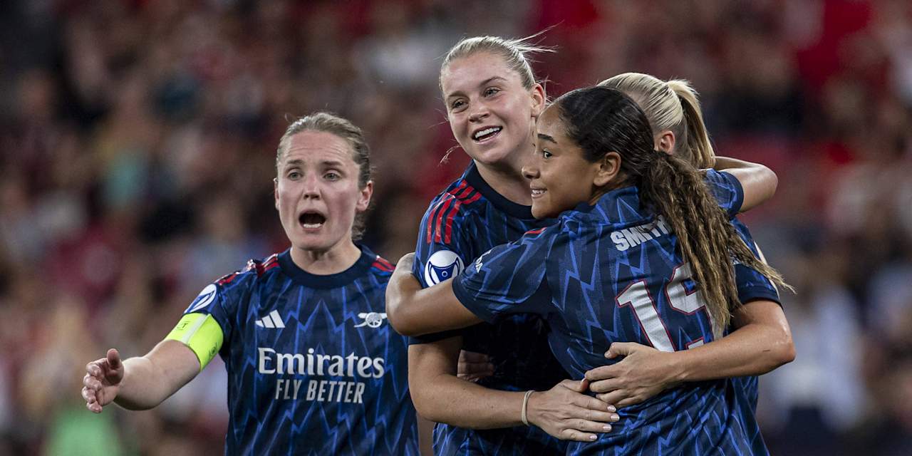 Der Arsenal WFC bejubelt ein Tor in der Champions League.