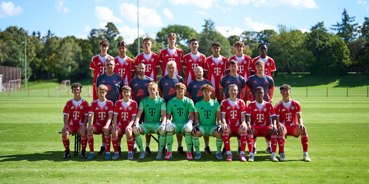 Mannschaftsfoto der FC Bayern Spieler für die Global Academy Saison
