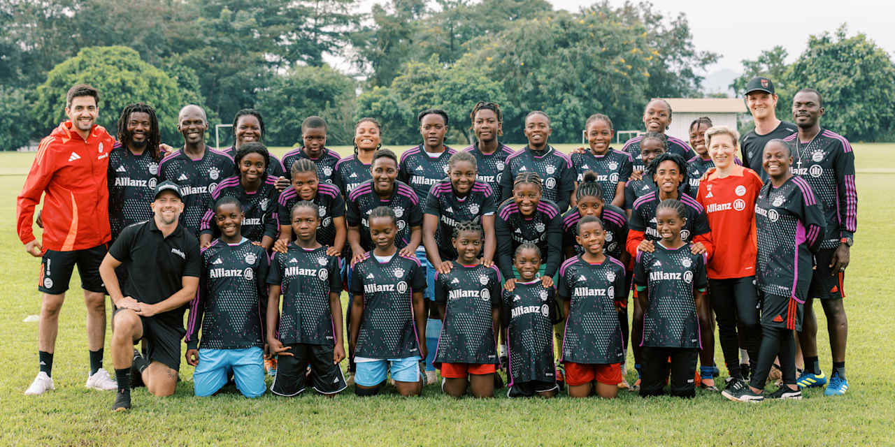 Francisco De Sá Fardilha und Nathalie Bischoff auf dem Mannschaftsfoto in Kamerun.