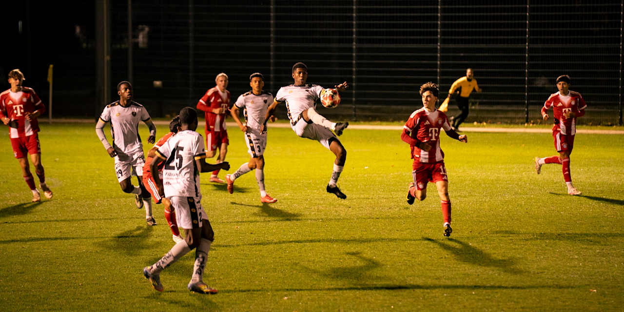 Zwei Nachwuchsteams bestreiten unter Flutlicht ein Fußballspiel