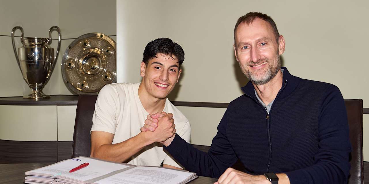 Deniz Ofli (li.) und Jochen Sauer (re.) geben sich ein Handschlag.