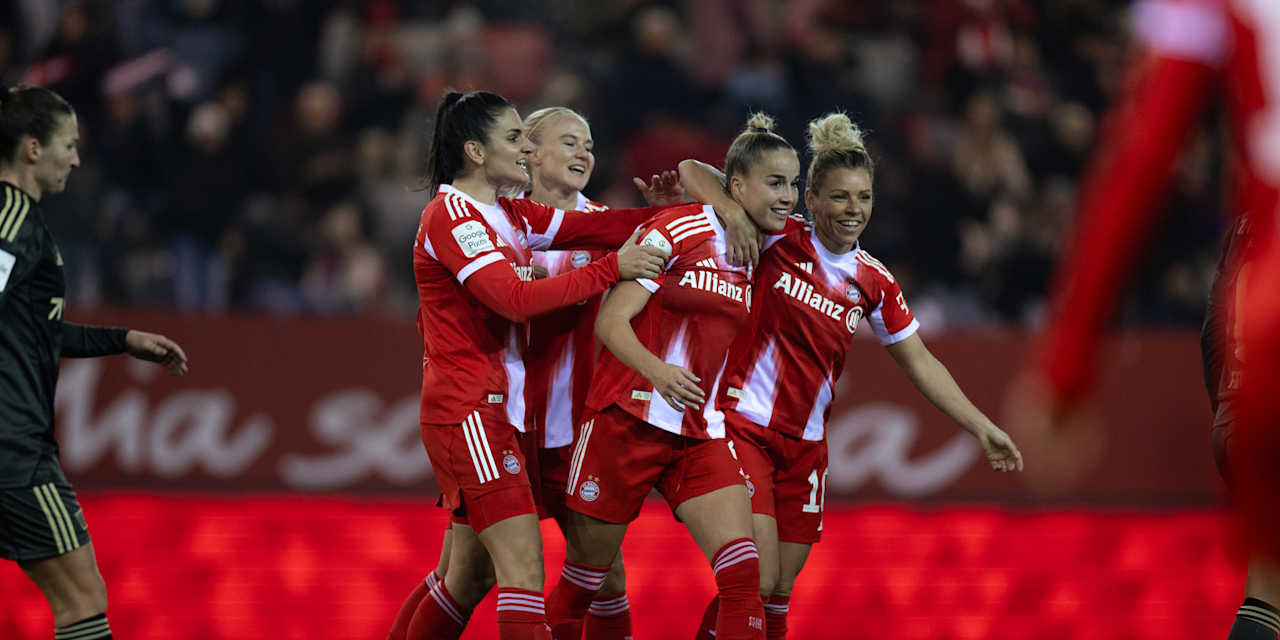 Die Spielerinnen der FCB-Frauen jubeln nach einem Tor gegen Union Berlin