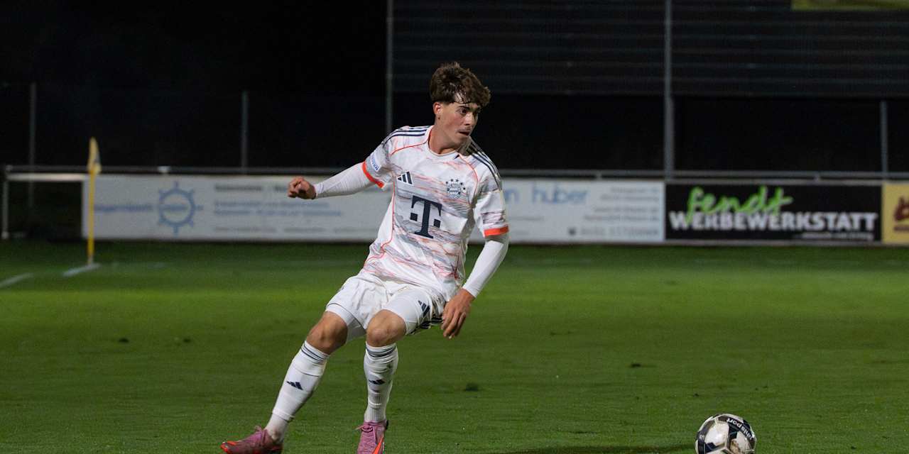 Maximilian Schuhbauer führt den Ball am Fuß.