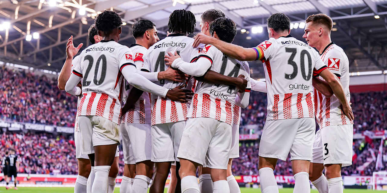 Freiburger Spieler jubeln gemeinsam nach einem Tor in der Bundesliga