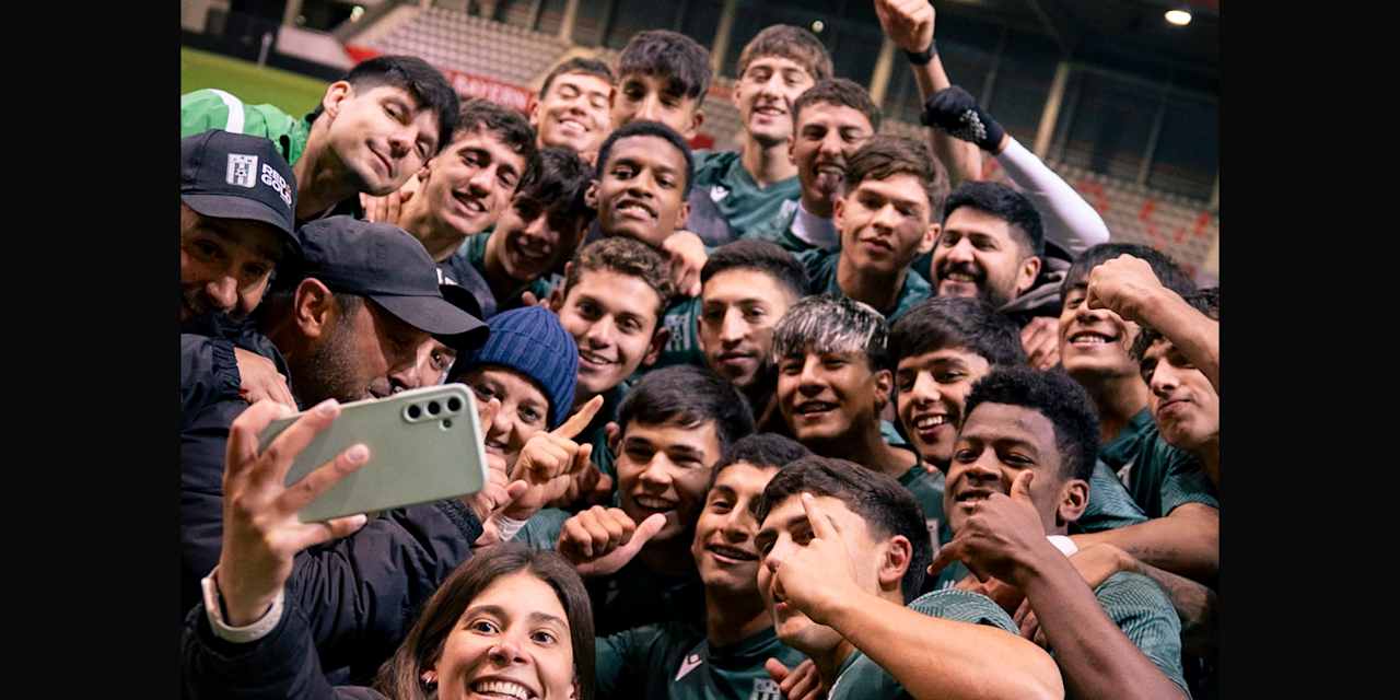 Das Siegerteam steht eng zusammen und macht ein Jubelselfie