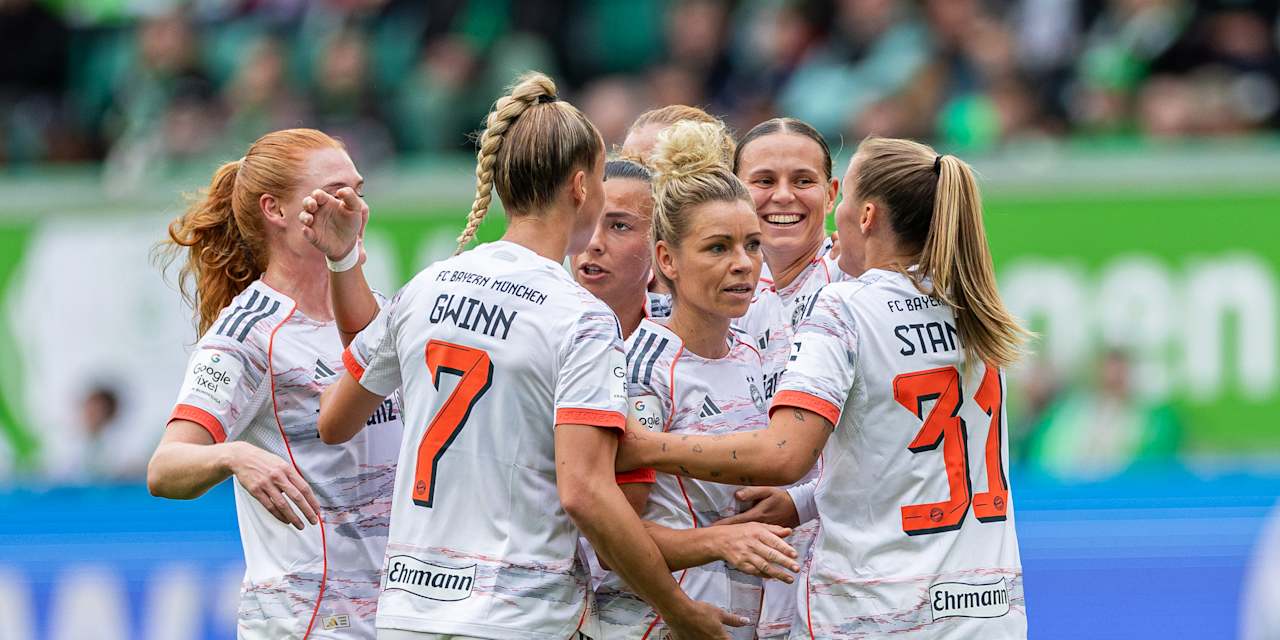 Die FC Bayern Frauen bejubeln den Sieg in Wolfsburg.