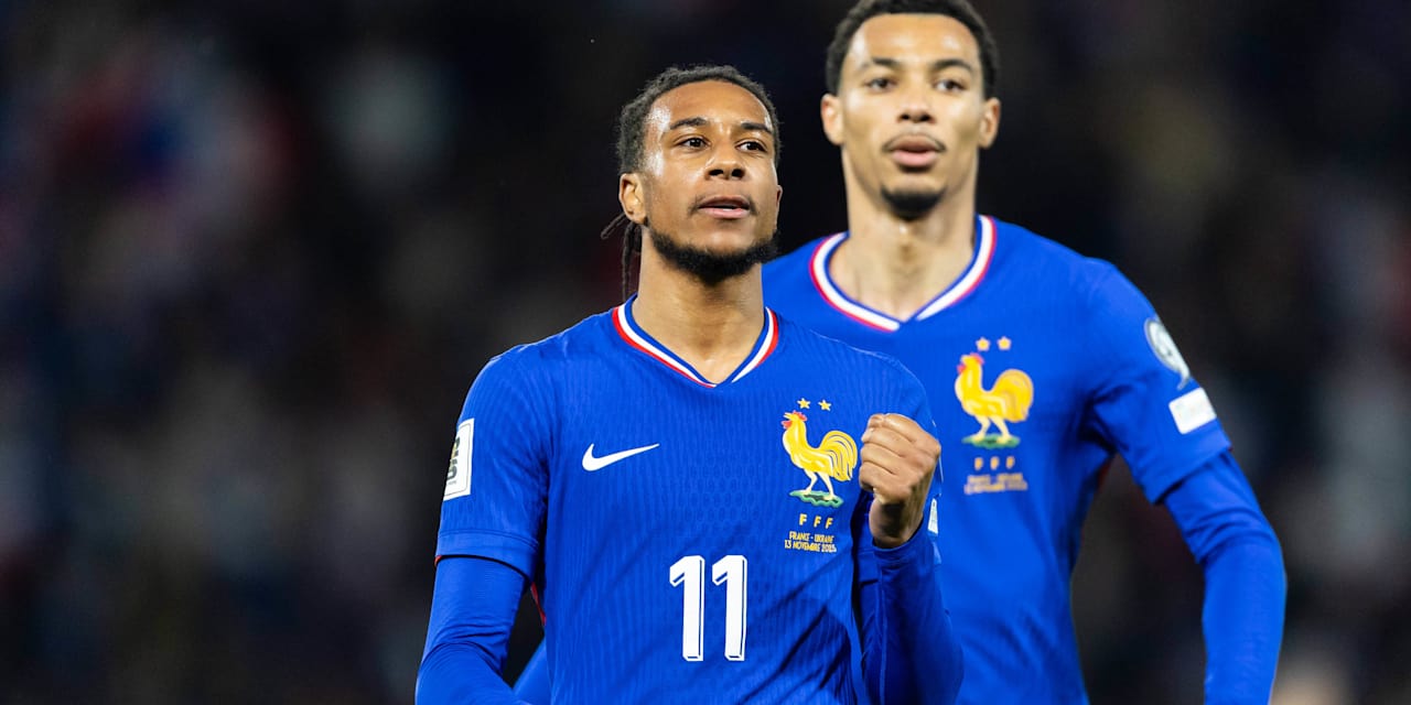 Michael Olise jubelt mit Hugo Ekitiké im blauen Frankreich-Trikot