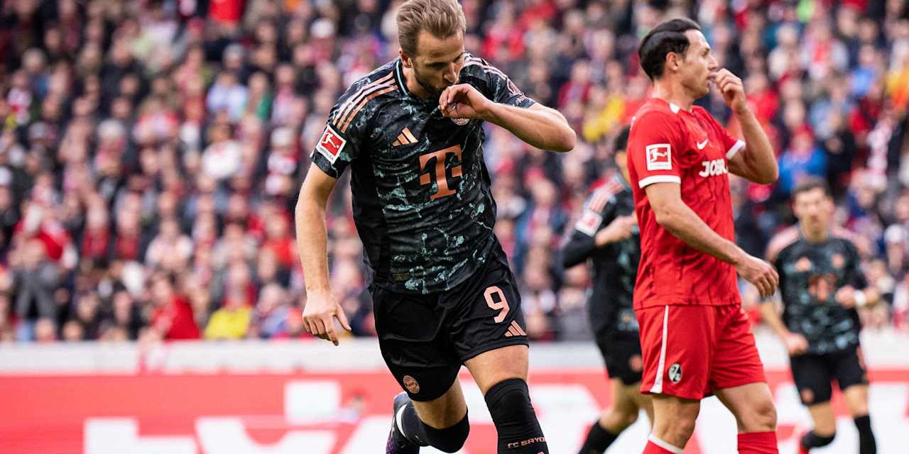 Harry Kane jubelt und küsst den Ring an seiner Hand nach seinem 1:0 in Freiburg