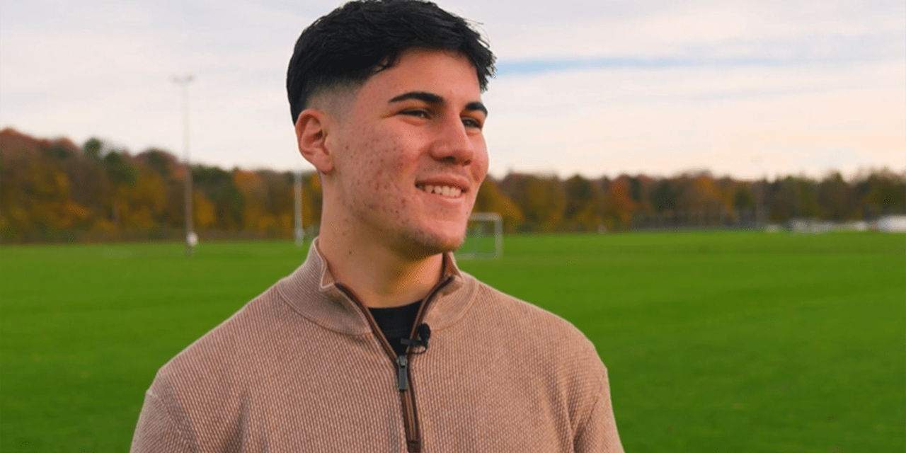Felipe Chavez steht auf einem Trainingsplatz in Augsburg.