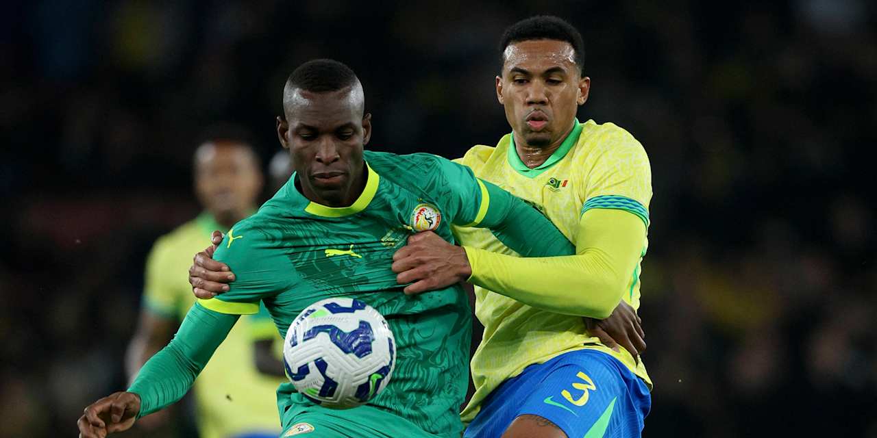 Nicolas Jackson führt einen Zweikampf im Spiel zwischen Senegal und Brasilien.