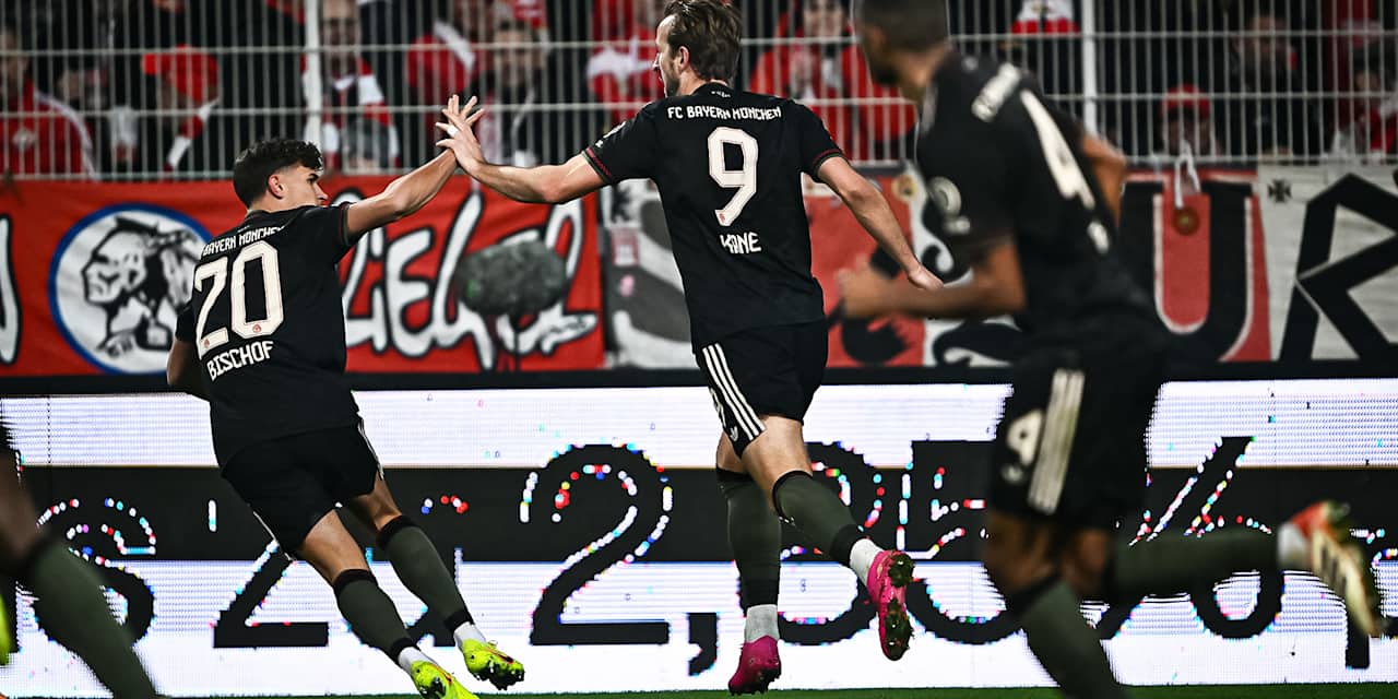 Harry Kane und Tom Bischof jubeln während des Auswärtsspiels des FC Bayern in der Bundesliga bei Union Berlin