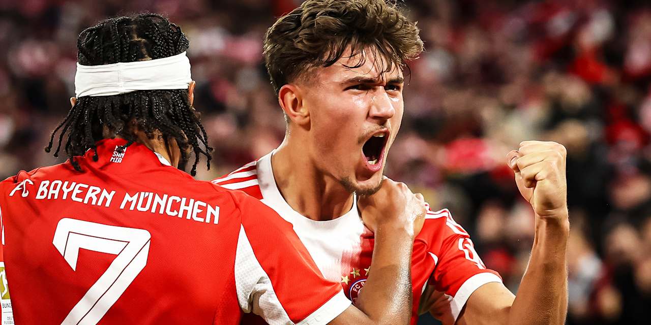 Tom Bischof streckt die Faust in die Luft während des Topspiels der Bundesliga des FC Bayern gegen Bayer 04 Leverkusen