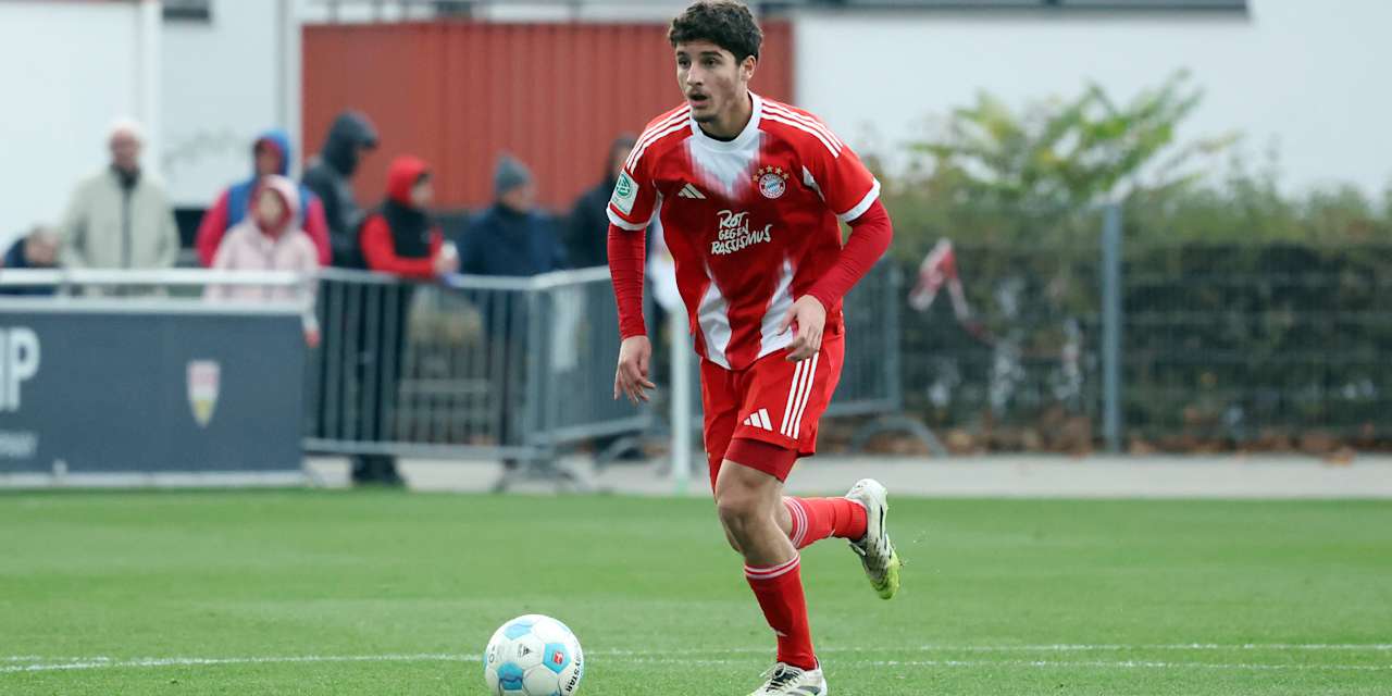 Nderim Zogaj dribbelt im Trikot der U17 des FC Bayern München.