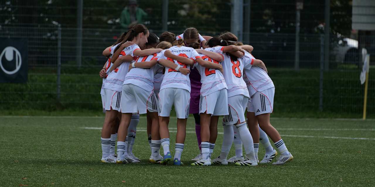 Nachwuchsteam der FC Bayern Frauen im Spielerkreis