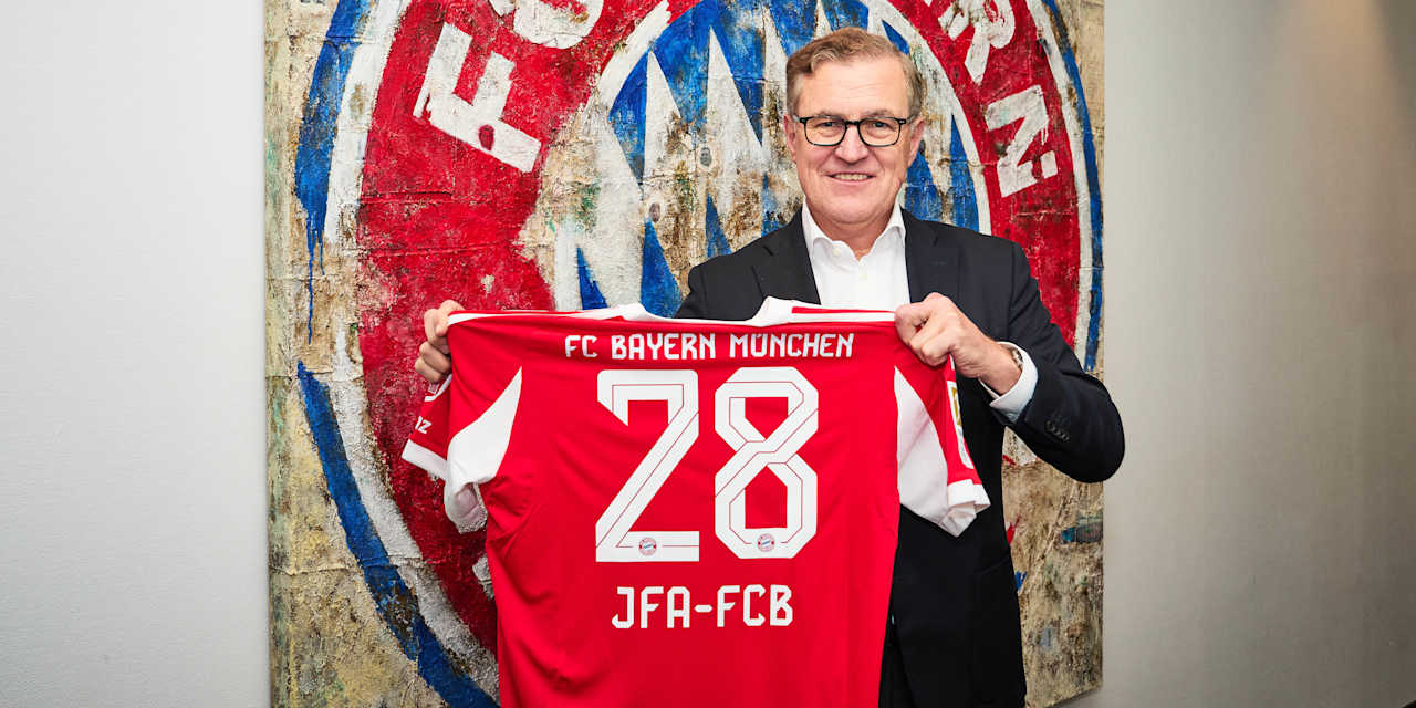 Jan-Christian Dreesen mit einem FC Bayern-Trikot mit dem JFA-Flock