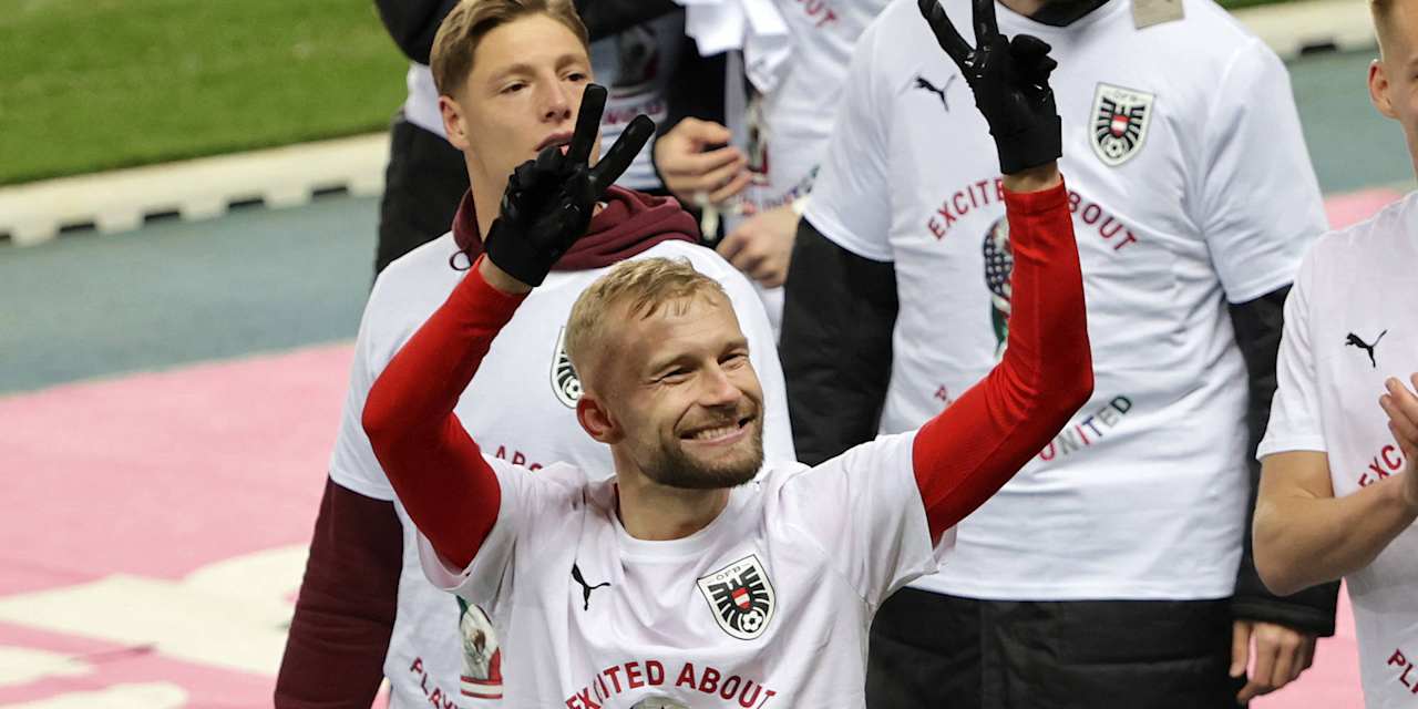 Konrad Laimer zeigt Victory-Zeichen zu den Fans