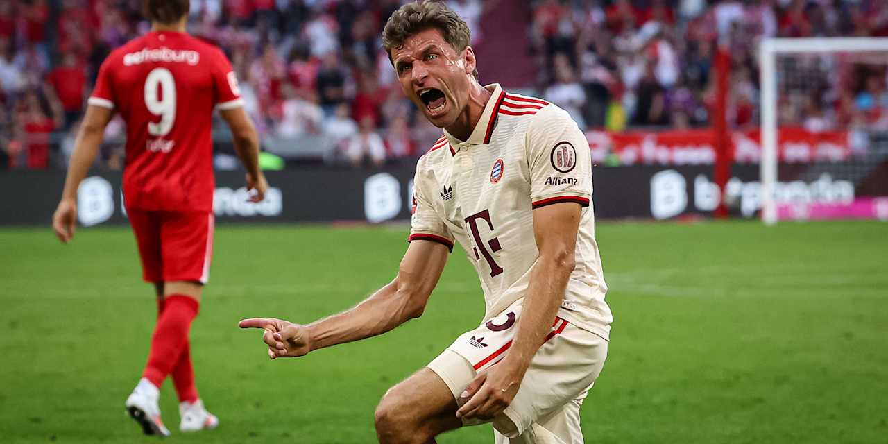 Thomas Müller celebrates a goal in the match against Freiburg