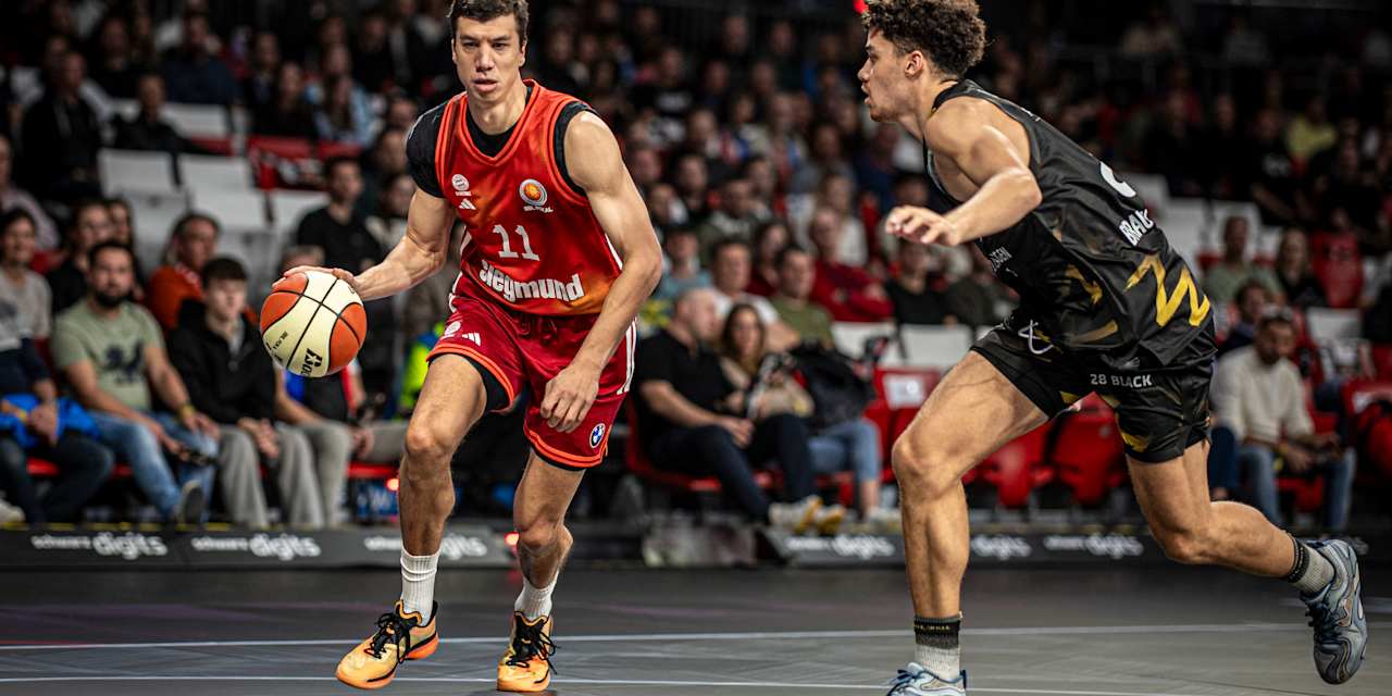 Vladimir Lucic dribbelt